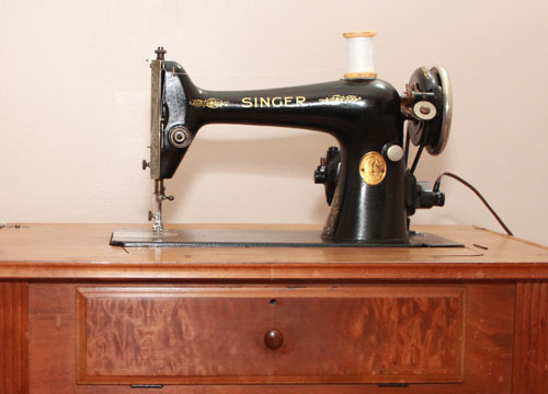 Vintage Sewing Machine Singer 66K in cabinet | Craftcore